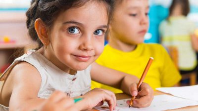 طفلة ترسم بالألوان