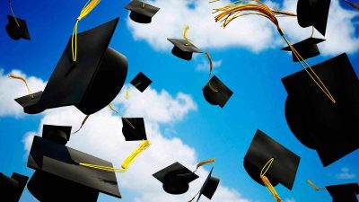 قبعات تخرج تطير فى الهواء